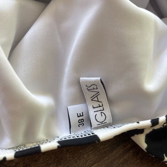 Stylish Black and White One-Piece Swimsuit - Picture 10 of 10